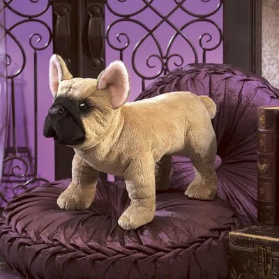 Marioneta de mano de un bulldog francés en un sillón