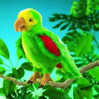 Marioneta de mão representando um papagaio-amazona num galho na floresta