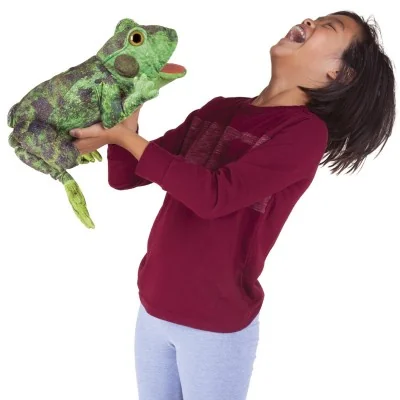 Menina a brincar com uma marioneta «Ciclo de vida do sapo» da marca Folkmanis Menina a brincar com uma marioneta «Ciclo de vida do sapo» da marca Folkmanis