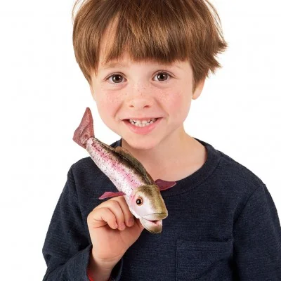 bambino che gioca con una mini marionetta da dito a forma di trota iridea
