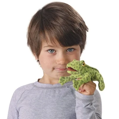 kind dat speelt met een mini-vingerpoppetje in de vorm van een kikker van Folkmanis kind dat speelt met een mini-vingerpoppetje in de vorm van een kikker van Folkmanis