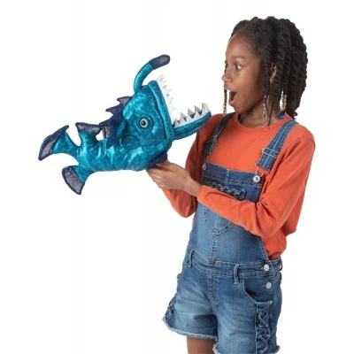 Niña jugando con un peluche-marioneta de pez linterna de la marca Folkmanis