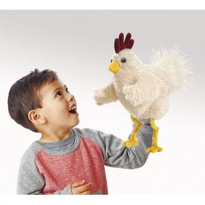 Jongeman die speelt met de handpop „Funky Chicken“ van Folkmanis Jongeman die speelt met de handpop „Funky Chicken“ van Folkmanis
