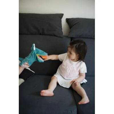 Niño jugando con una marioneta de cocodrilo para niños de la marca Ebulobo