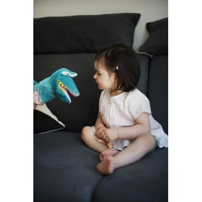 Niño jugando con una marioneta de cocodrilo para niños de la marca Ebulobo