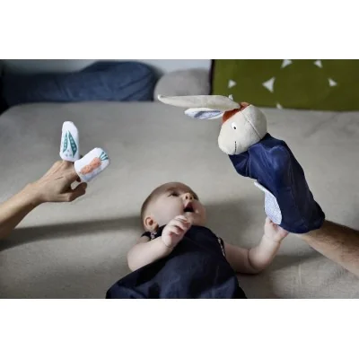 Bebé jugando con la marioneta «Gabin Lapin» y sus dos marionetas de dedo de la marca Ebulobo