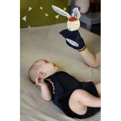 Bebé jugando con la marioneta «Gabin Lapin» y sus dos marionetas de dedo de la marca Ebulobo