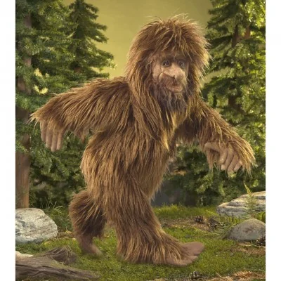 Bigfoot-Handpuppe von Folkmanis, die durch den Wald läuft