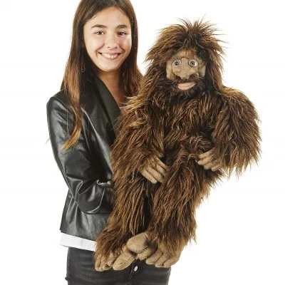 Mädchen, das eine Bigfoot-Handpuppe von Folkmanis führt