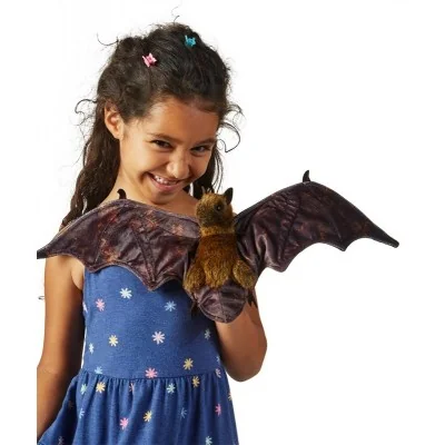 Niña jugando con una marioneta de mano con forma de murciélago roussette de la marca Folkmanis