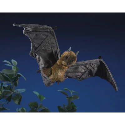 Marioneta de mano de murciélago frugívoro de la marca Folkmanis, volando en un cielo nocturno
