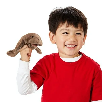 Bambino che gioca con un mini-manate a dito della Folkmanis Bambino che gioca con un mini-manate a dito della Folkmanis