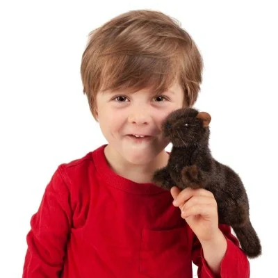 Junge, der mit einer Mini-Fingerpuppe von Folkmanis spielt