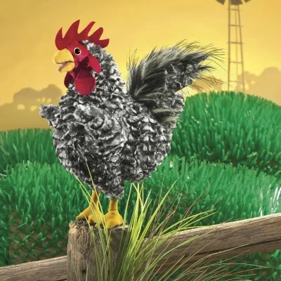 Plymouth Rock-haanpoppetje van Folkmanis, in een boerderijdecor