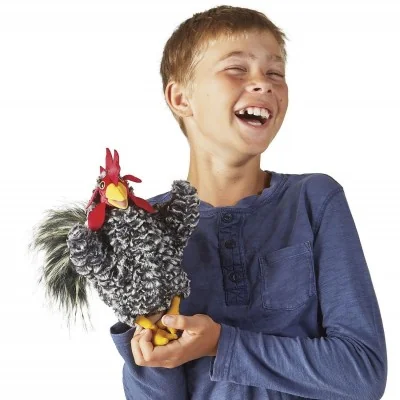 Jongen die speelt met een Plymouth Rock-haanpoppetje van Folkmanis