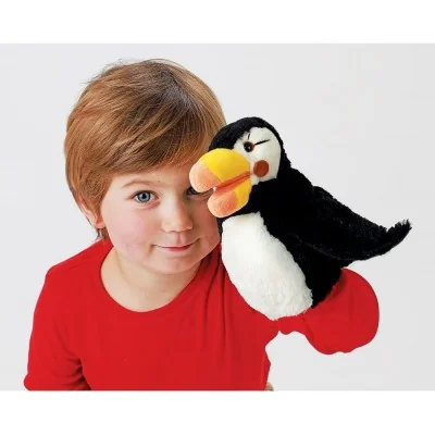 Niño jugando con una marioneta de mano «Pequeño frailecillo» de la marca Folkmanis