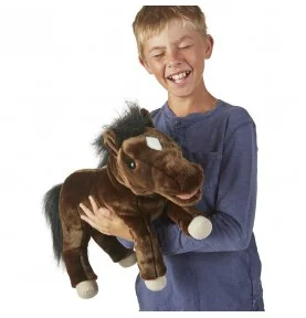 Ein junger Mann spielt mit einer Handpuppe in Form eines Pferdes von Folkmanis