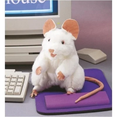 Marioneta de mão «Rato Branco» sobre um tapete de rato