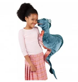 Menina a brincar com a marioneta Nessie, o Monstro do Lago Ness, da marca Folkmanis Menina a brincar com a marioneta Nessie, o Monstro do Lago Ness, da marca Folkmanis
