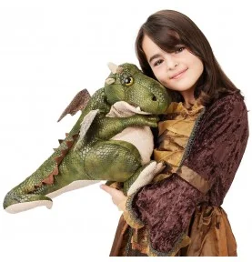 Niña jugando con una marioneta de mano con forma de dragón simpático de la marca Folkmanis