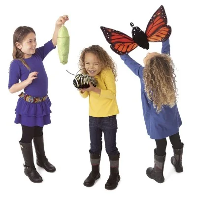Meninas a brincar com marionetas de mão Metamorfose da borboleta monarca