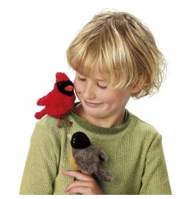 Garçon jouant avec Marionnette mini oiseau cardinal signée Folkmanis