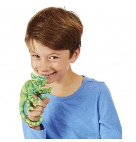 Garçon jouant avec Marionnette Mini Caméléon signée Folkmanis