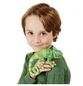 Garçon jouant avec Marionnette Mini Caméléon signée Folkmanis