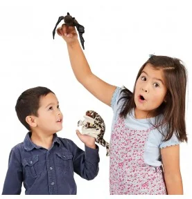 Bambini che giocano con una marionetta a forma di rana delle piogge del deserto firmata Folkmanis