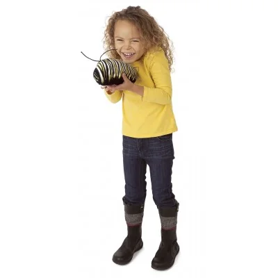 Menina a brincar com uma marioneta de mão representando uma borboleta monarca na fase de lagarta