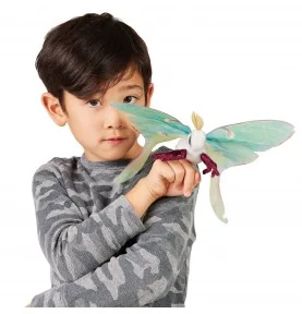 Criança a brincar com uma marioneta de dedo em forma de borboleta e lua da marca Folkmanis