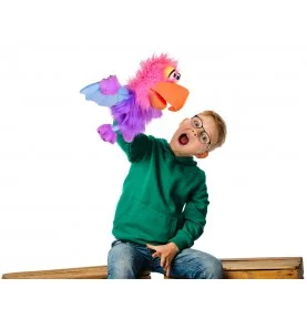 Niño jugando con la marioneta «Pequeño monstruo Schnäck» de Living Puppets