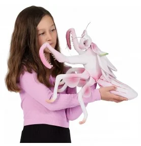Menina a brincar com uma marioneta de louva-a-deus em forma de orquídea, da marca Folkmanis Menina a brincar com uma marioneta de louva-a-deus em forma de orquídea, da marca Folkmanis