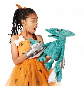 Niña jugando con una marioneta de pterodáctilo (pterosaurio) de la marca Folkmanis