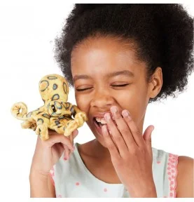 Jeune fille jouant avec Marionnette mini pieuvre à anneaux bleus signée Folkmanis