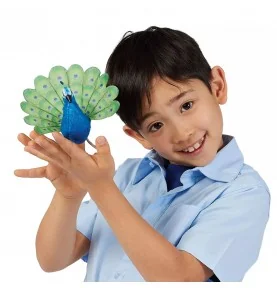 Bambino che gioca con un mini pavo marionetta firmato Folkmanis