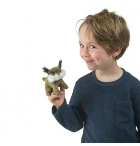 Garçon jouant avec Marionnette mini lynx signée Folkmanis