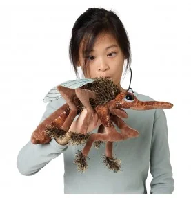 Menina a brincar com uma marioneta em forma de mosquito da marca Folkmanis
