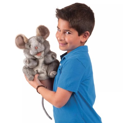 Junge, der mit einer grauen Handpuppe in Form einer Maus von Folkmanis spielt