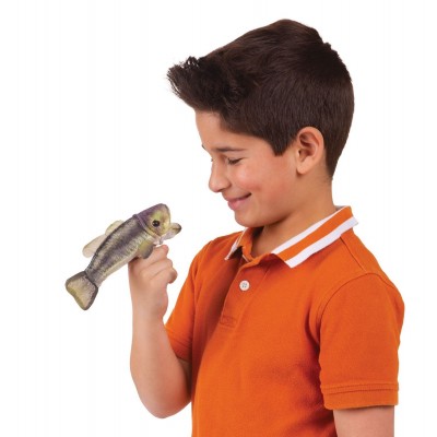 Bambino che gioca con una mini marionetta da dito a forma di black bass firmata Folkmanis